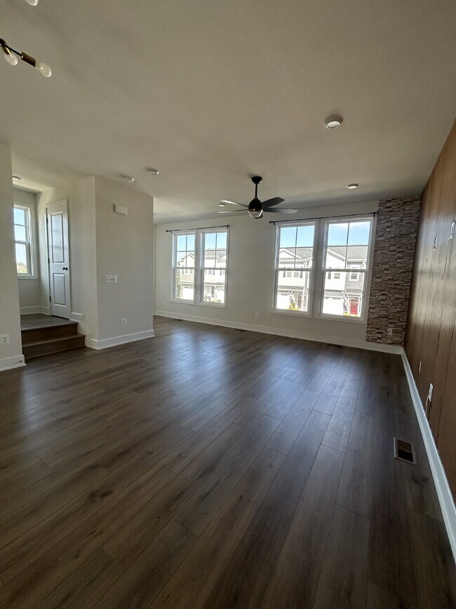 Building Photo - Upgraded 3BR End-Unit Townhome | 3.5 Baths | Garage | Lake Frederick, Pet Friendly
