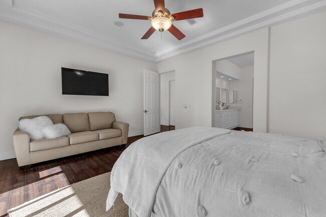 Building Photo - 35 Calle La Reina