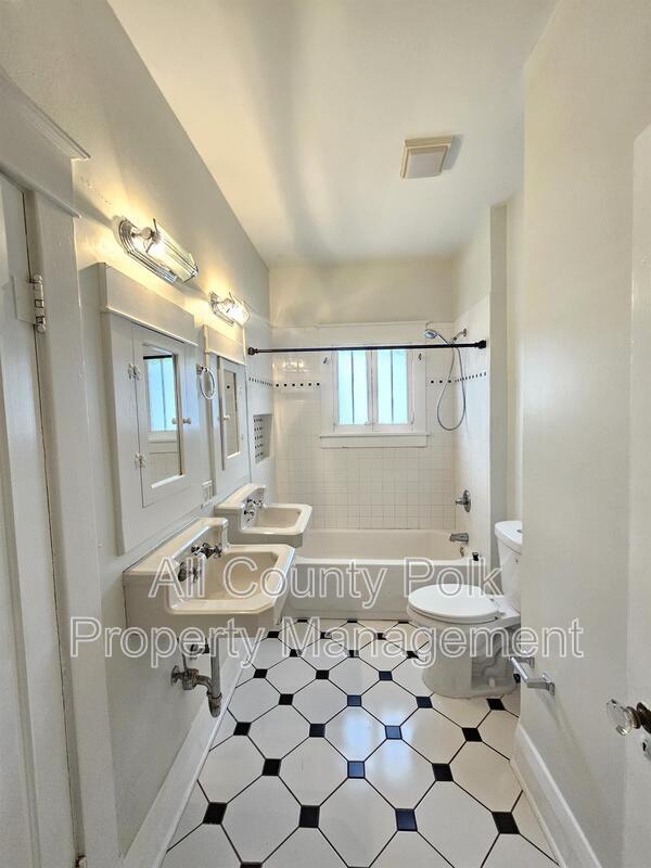 Building Photo - 719 S New York Ave
