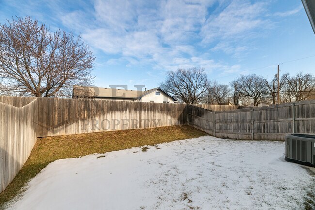 Building Photo - 212 W May St