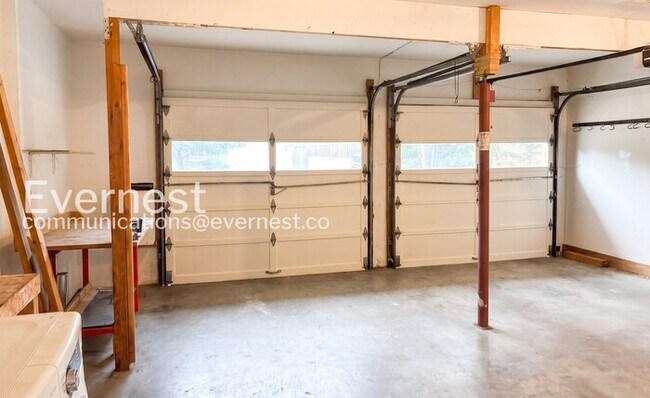 Building Photo - 3 Bed, 1 Bath Home with Fenced Yard & Garage / Available Now!
