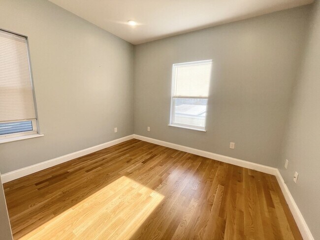 Building Photo - 65 Burrell St