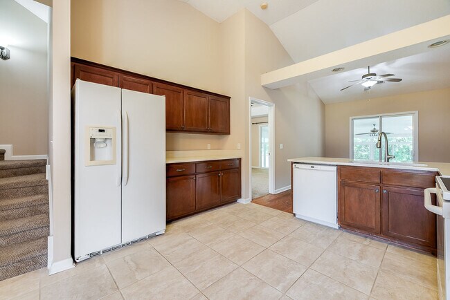 Building Photo - 868 Young Way