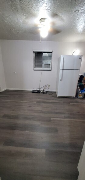 Living room - 913 N Greenwood St #D