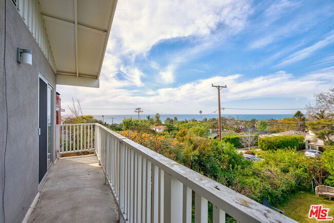 Building Photo - 555 Agate St