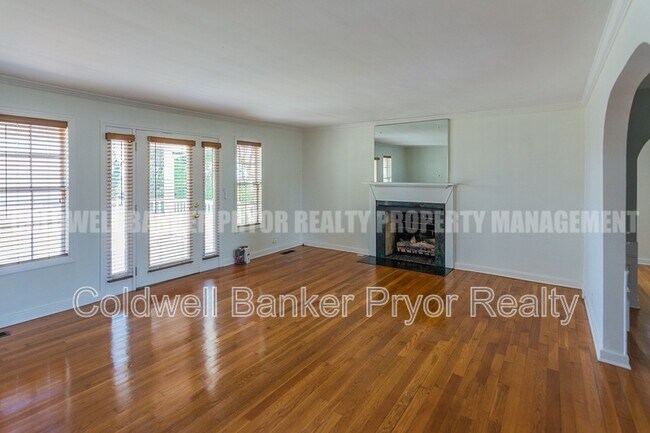 Building Photo - 323 Walsh Rd