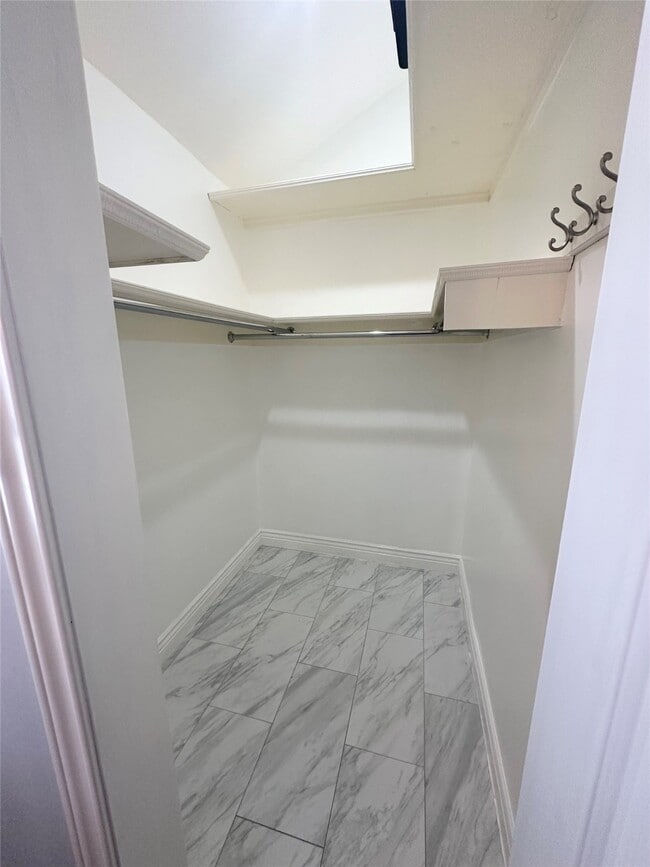 Building Photo - 10518 Pleasanton Dr