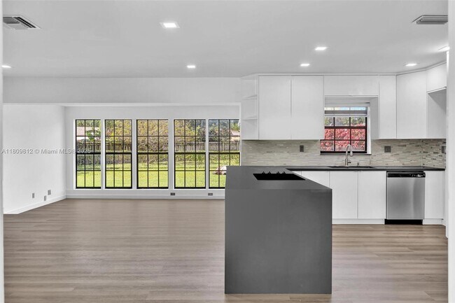 Building Photo - 418 S 57th Way