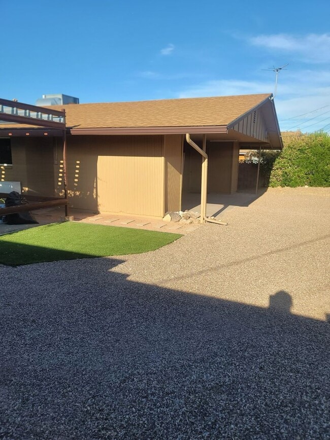 Building Photo - 4819 E Cambridge Ave