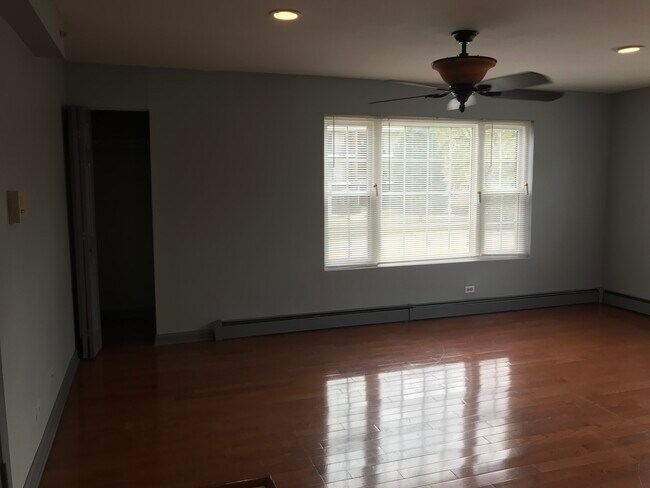 Building Photo - 8720 S Roberts Rd