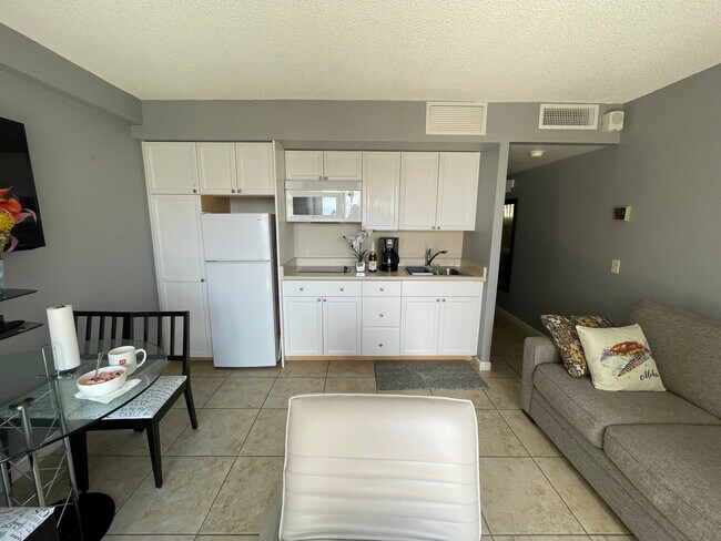 Building Photo - 2440 Kuhio Ave
