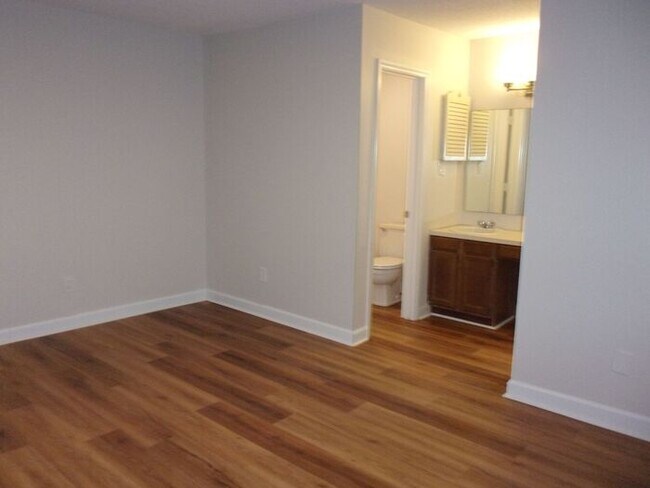 Building Photo - Beautiful 3 Bedroom 2 Bath Ground Level Condo in Tall Oak Villas