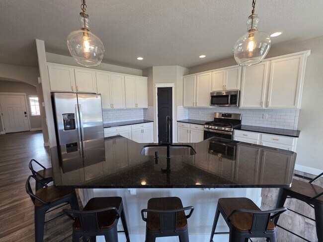 Building Photo - Spacious 5 Bed, 3 Bath Home in Desirable M...