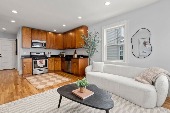 Building Photo - Amazing 3 bed 3 bath in Allston