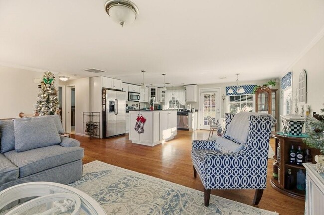 Building Photo - 5 Leland Point Dr