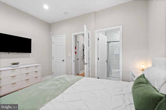 Building Photo - 2219 E Chase St