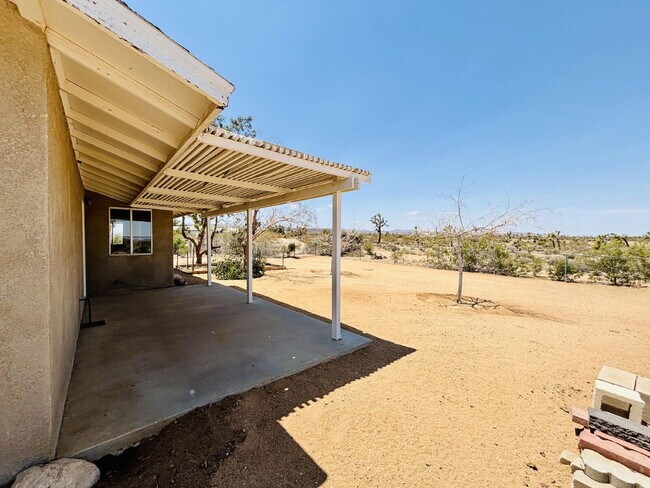 Building Photo - Charming 3-Bedroom with 2 Full Baths on th...