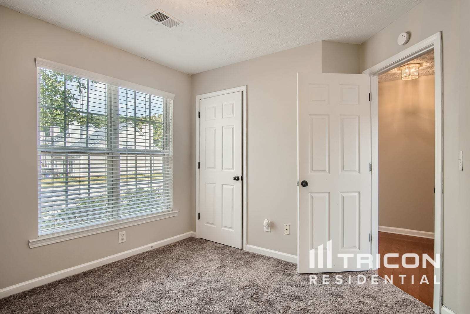 Building Photo - 9582 Lakeview Cir