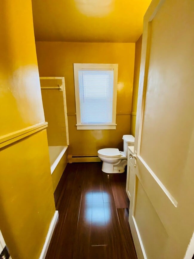 Building Photo - Adorable 2bdrm/1bth Bungalow Conveniently ...