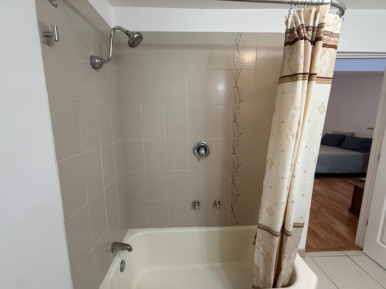 Building Photo - 5300 S Shore Dr