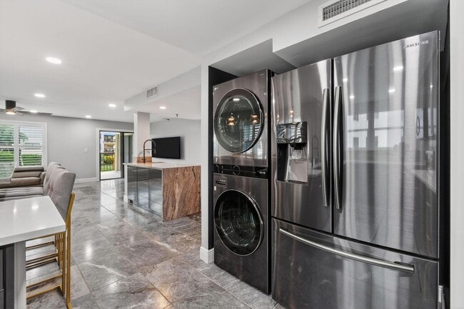 Building Photo - 372 Golfview Rd