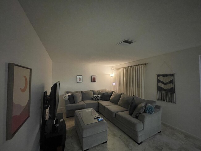 Building Photo - 9 Fairwoods Ct