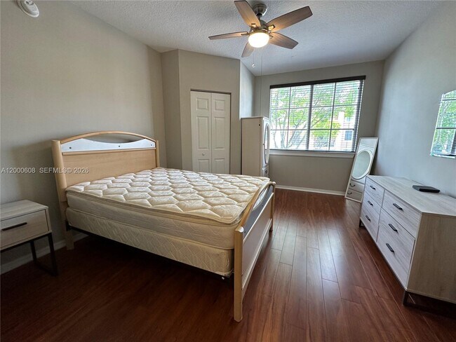 Building Photo - 6841 SW 44th St