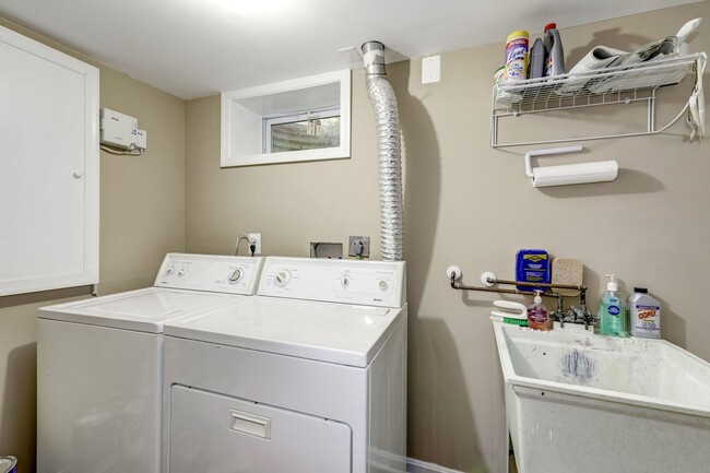 Building Photo - 3 Bed 2 Bath - Silver Spring Rambler - Upd...