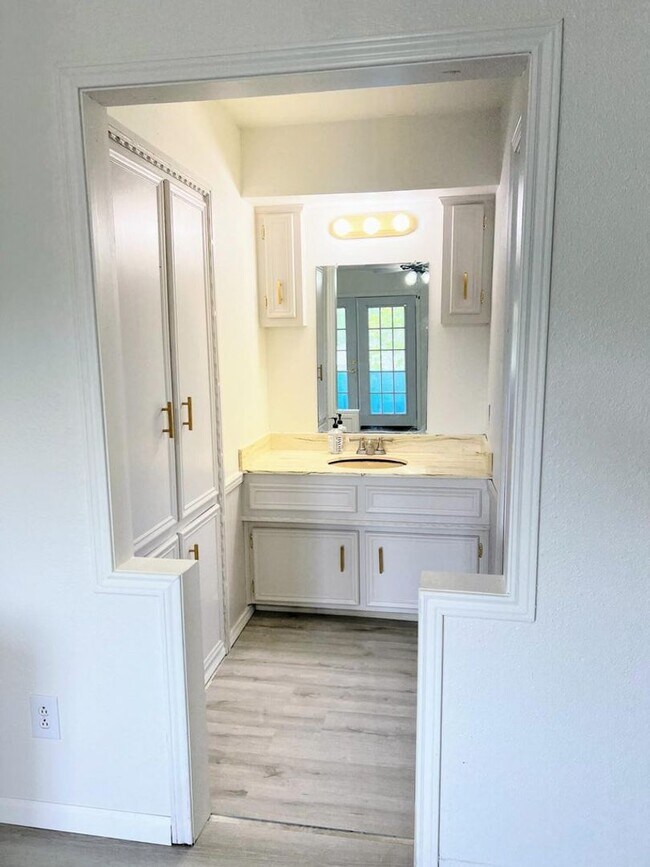 Building Photo - PRE-LEASING FOR FALL: Check out this Renov...