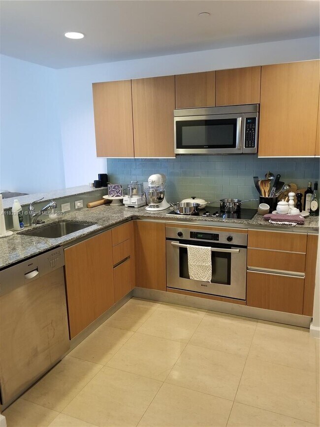 Building Photo - 1050 Brickell Ave