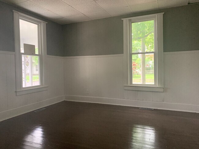 Building Photo - 2 bed/2 bath, 720 sqft home! 413 W Nichols...