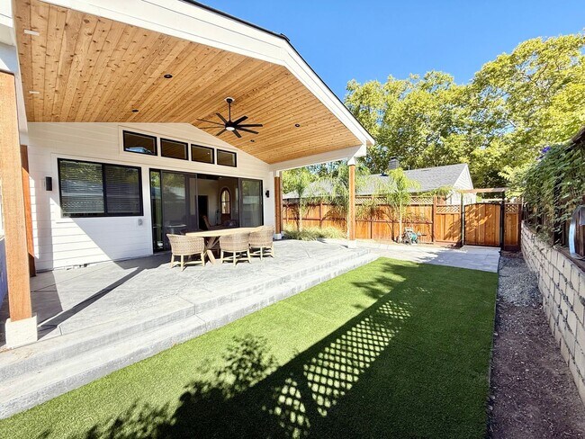 Building Photo - Beautiful Furnished New Construction Calis...