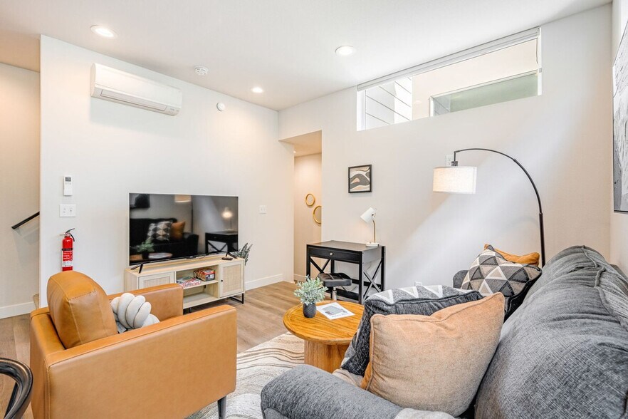 Building Photo - 1600 S Washington St