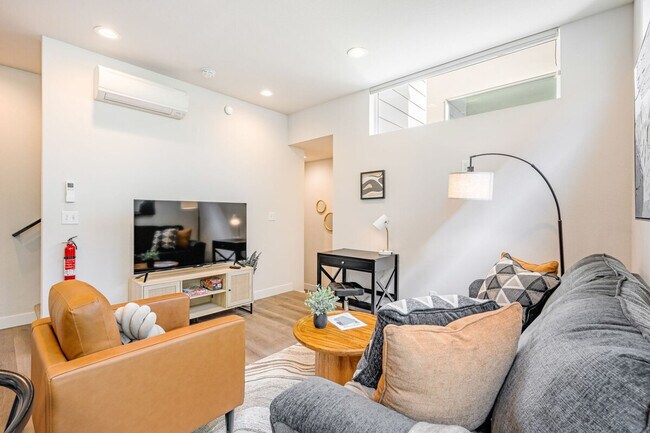 Building Photo - 1600 S Washington St