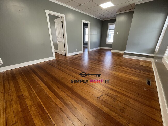 Building Photo - Renovated 2 Bedroom on Campus, Free Parkin...