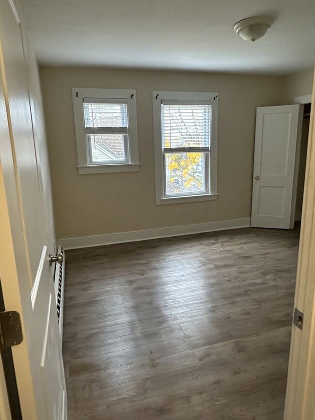 Building Photo - 160-162 Center Street