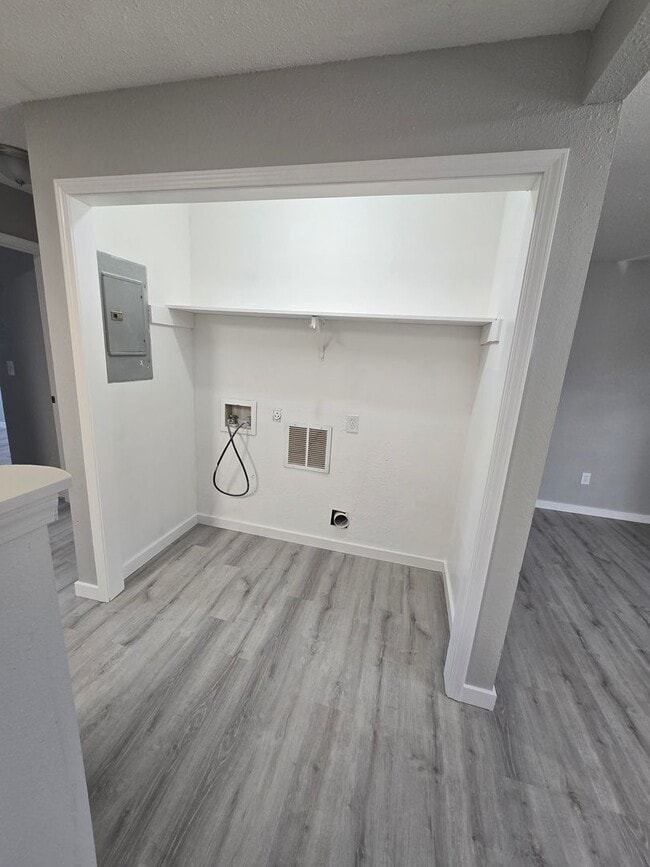 Building Photo - 2 Bedroom , 1 Bathroom Apartment!