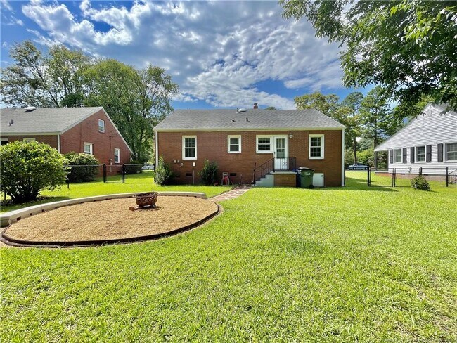 Building Photo - 122 Camellia Dr