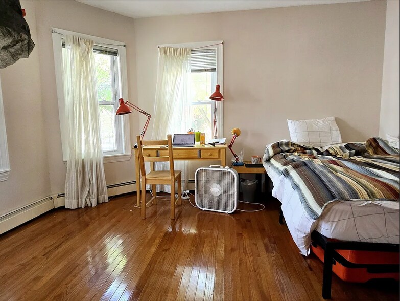 Bedroom 4 - queen sized bed and desk - 43 Curtis St