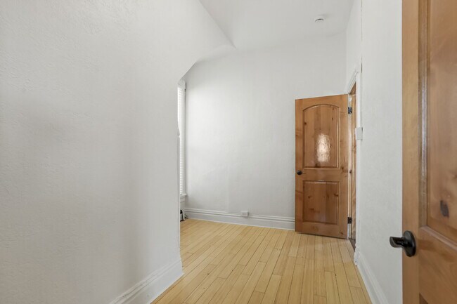 Building Photo - Historic 2 Bed / 1 Bath Townhome near Down...