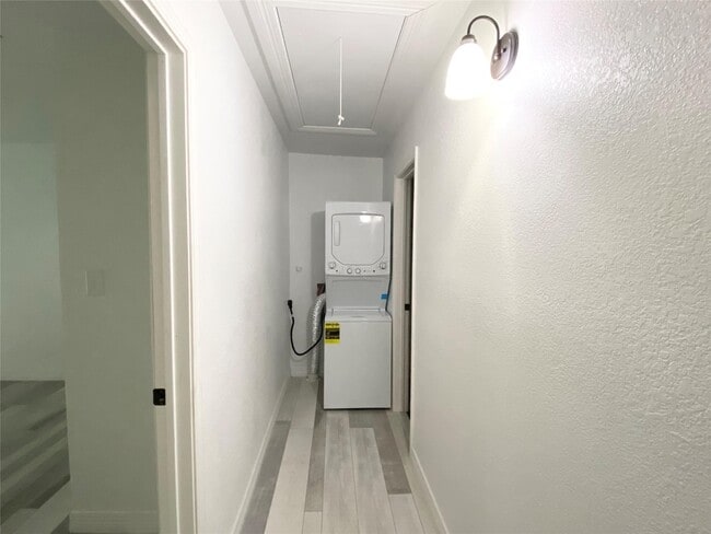 Building Photo - 906 Eagle Ave