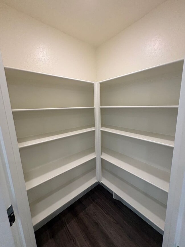 Building Photo - Tulare smart home, DR HORTON built home Available Now! Energy efficient