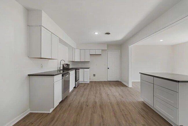 Building Photo - 803 Lichfield Rd