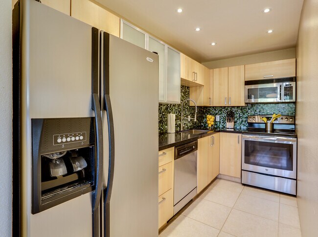 Building Photo - 420 N Villa Ct