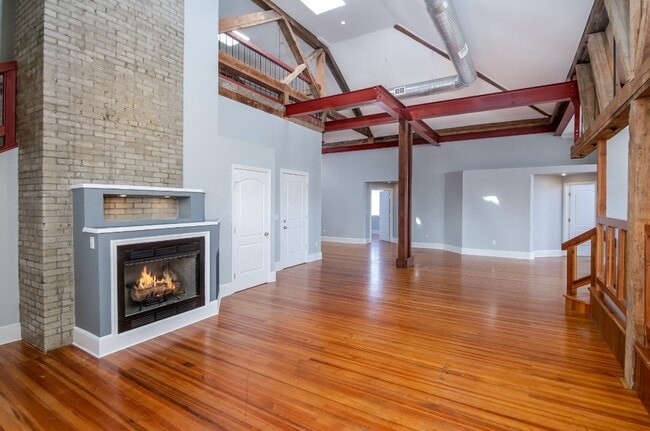 Building Photo - 231 Main St