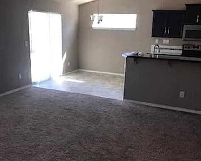 Building Photo - Three-bedroom House