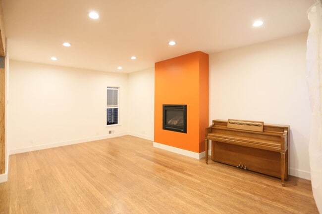 Building Photo - Spacious three-story 4BR/3BA single family...