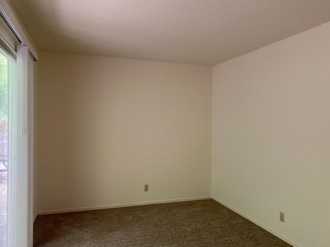 Building Photo - HUGE Charming 2BR/1BA Flat! Downtown! Laundry On-Site! Parking! -PROGRESSIVE