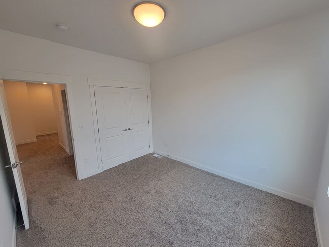 Building Photo - GORGEOUS Spacious Town Home