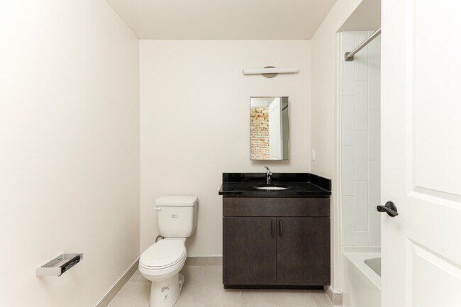 Building Photo - 400 N River St